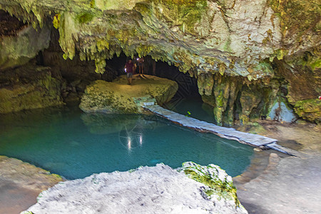 令人惊异的蓝色绿宝石水 和石灰岩洞洞口墨西哥文化岩石旅游水池天坑洞穴热带通体地质学假期图片