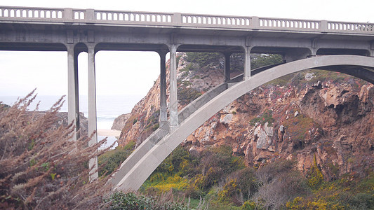 在峡谷 太平洋海岸高速公路和加利福尼亚公路上河口的拱桥图片