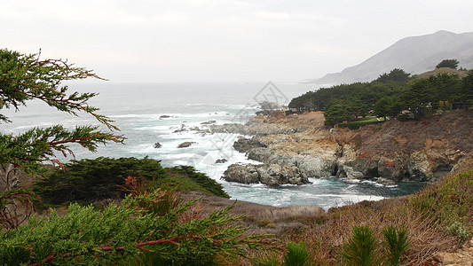 冰冷的海洋 大雾的天气 海浪在海滩上坠落 加利福尼亚州 大苏尔州海岸飞溅外表波浪戏剧性悬崖旅行远景海岸线旅游图片