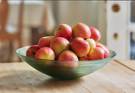 每天一个苹果 医生远离我 装有许多健康苹果的玻璃碗真正健康又诱人的款待收成叶子食物农业健康饮食环境农场季节生长房子图片
