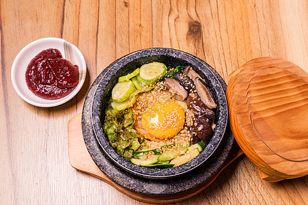 韩国传统菜盘比宾巴混合米和蔬菜包括牛肉和炒蛋桌子猪肉蛋黄餐厅烹饪石头午餐食物盘子美食图片