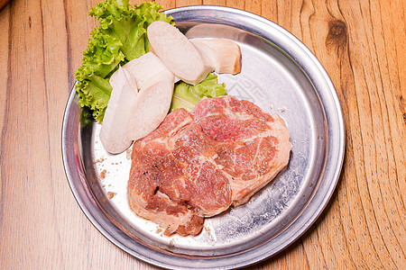 韩国传统风格的新鲜猪肉牛肉肚子BBQ炙烤自助餐盘子肋骨烹饪蔬菜美食牛扒食物菜单图片