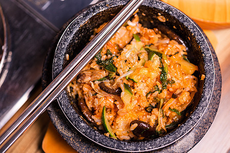 韩国传统菜盘比宾巴混合米和蔬菜包括牛肉和炒蛋食谱盘子餐厅烹饪蛋黄美食午餐菠菜石头猪肉图片