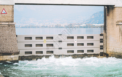 意大利大坝分隔 Garlate 和 Olginate 湖 调节科莫湖水位并分配灌溉和水力发电设施之间的流出量引流溪流溢洪道技术弹图片