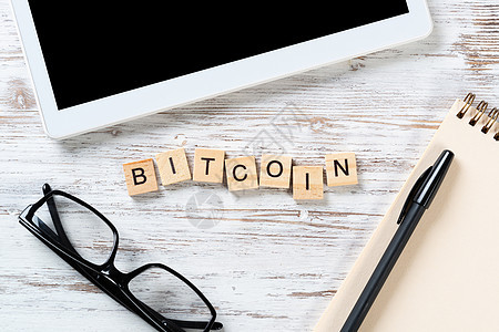 Bittcoin 加密货币概念与立方体上的字母桌子螺旋办公室职业成功静物矿业贸易笔记本商业图片