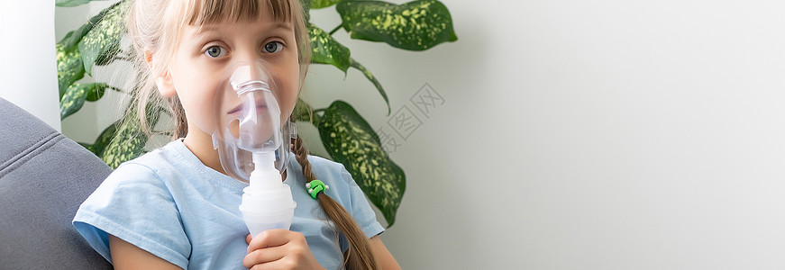 小女孩在家里用雾化器吸入 儿童哮喘吸入器吸入雾化器蒸汽病咳概念压缩机疾病药品机器面具治疗症状女孩呼吸痛苦图片