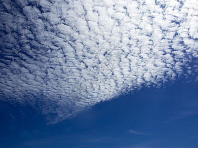 在明亮的蓝色天空中 白毛乌云与阳光之光天气假期空气强光阳光白色太阳环境旅行背景图片