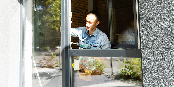 建筑工人在房屋中安装窗户工作服天花板男人泡沫办公室塑料代品修理工建造工人图片