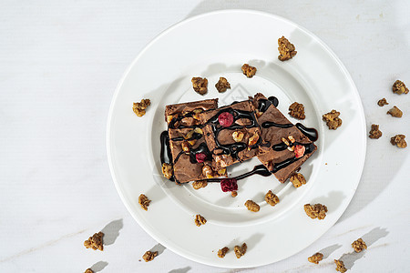 巧克力布朗尼方形 配有核桃片 巧克力线和颗粒 自然健康的食物概念咖啡馅饼美食可可核桃小吃营养饮食烹饪坚果图片