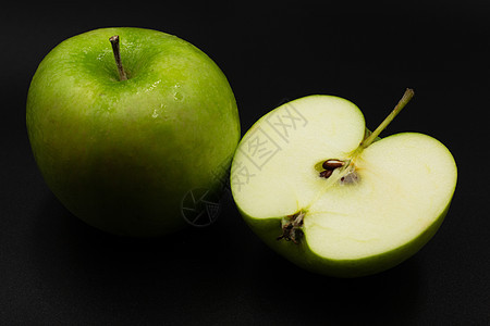 新鲜的绿苹果和切片 在黑色背景上隔离运动腰部白色饮食食物减肥水果公制绿色图片
