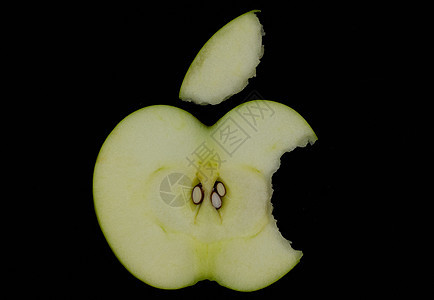 新鲜的绿苹果和切片 在黑色背景上隔离饮食公制腰部白色水果绿色运动食物减肥图片