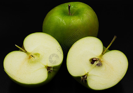 新鲜的绿苹果和切片 在黑色背景上隔离腰部饮食食物绿色公制减肥水果白色运动图片