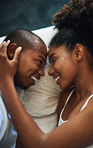 一对快乐的年轻夫妻在床上 共度甜蜜时光的好时光 你真是一拍即合啊!图片
