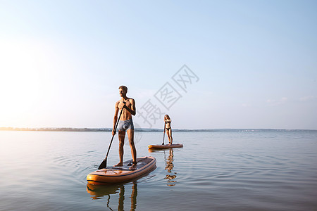 年轻人在SAP板上沿河旅行平衡生态旅游娱乐乐趣冲浪板假期训练女士冲浪者冒险图片