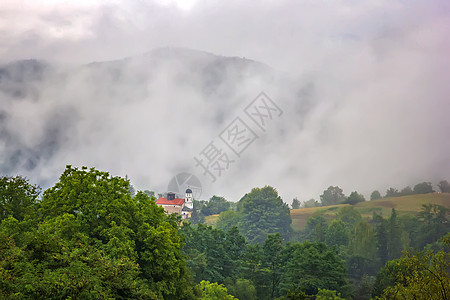 美丽的山地风景 独自在山上建筑和喷雾旅游森林戏剧性场地环境山脉天气顶峰丘陵场景图片
