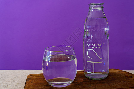 玻璃杯和装满净水的瓶子运动飞溅生活环境食物矿物桌子紫色饮料生态图片