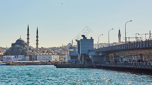 土耳其伊斯坦布尔 — 2017年4月1日 春季与渔民的加拉塔桥图片