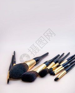 各种各样的女性化妆刷 一套粉红色背景上的专业深蓝色和金色化妆刷收藏头发粉末艺术家化妆品眼影工具画笔阴影魅力图片