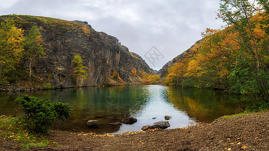 基比尼山脉的翡翠湖 带绿化水和岩石海岸的湖天空风景树木松树全景公园国家远足森林石头图片