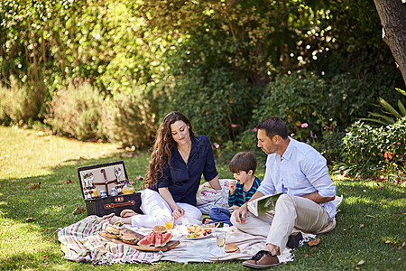家庭野餐是最好的 一家人一起享受野餐的镜头图片