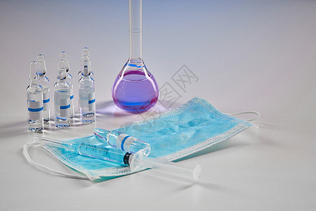 含有紫化学试剂的医疗瓶 在白色上隔离了7个模型胶囊 注射器和面具 Corona病毒 大流行性COVID19测试医院试剂安瓿化学品图片