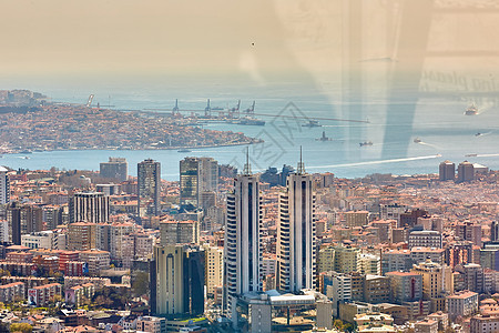 伊斯坦布尔和博斯普鲁斯海峡欧洲一侧的城市景观在地平线上 城市的现代部分 拥有国际公司的商业大楼 摩天大楼和城市购物中心旅行火鸡蓝图片