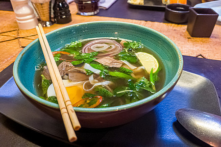 亚洲汤加牛肉 面条和鸡蛋 类似Pho Bo或拉面筷子肉汤洋葱美食盘子食物草本植物烹饪韭葱萝卜图片