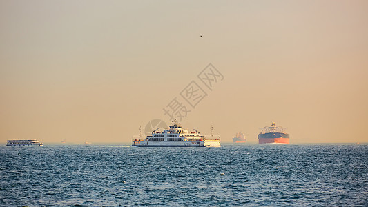 通过Bosphorus的大型集装箱货轮 土耳其伊斯坦布尔海洋船运海峡港口工业城市运输商业血管物流图片