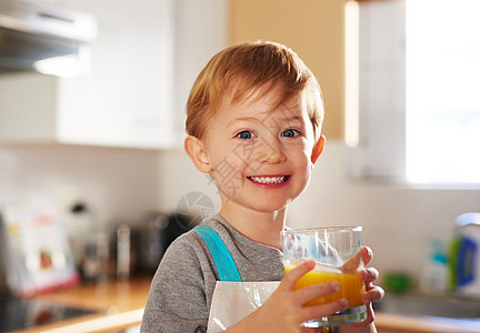 童年的日子 一个小男孩在家里喝杯果汁的肖像图片