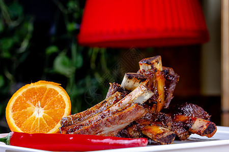 餐桌上有烤牛肉肋排和香料桌子油炸美食辣椒熏制午餐餐厅肋骨炙烤盘子图片