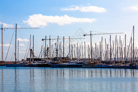 白色游艇停在地中海海岸的船坞海岸航海帆船港口蓝色码头天空奢华运输闲暇图片