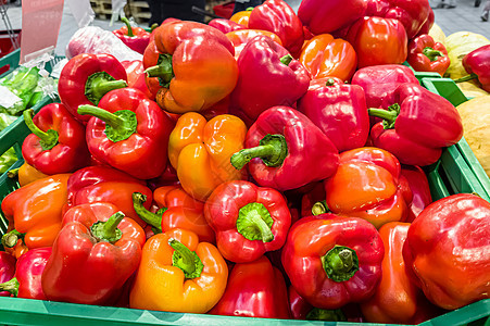 甜红辣椒在商店抽屉里营养沙拉胡椒饮食食物辣椒团体红色蔬菜绿色图片