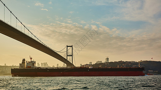 土耳其 伊斯坦布尔 Bosphorus海峡 Bosphorus桥 桥梁下一艘货轮蓝色吸引力旅游旅行渠道货物天空出口地标电缆图片