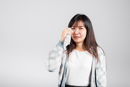 沮丧的女人坏脾气 她的哭泣用组织抹去黏液感染症状女性咳嗽流感压力悲伤疾病女士喷嚏图片