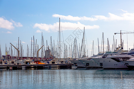 白色游艇停在地中海海岸的船坞帆船奢华假期桅杆反射闲暇天空旅游蓝色运输图片