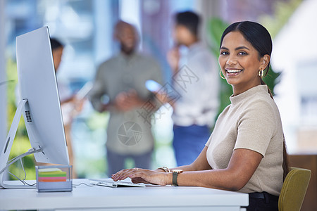 我的最后期限快到了 一位年轻女商务人士的肖像 在办公室里用电脑做手动工作图片