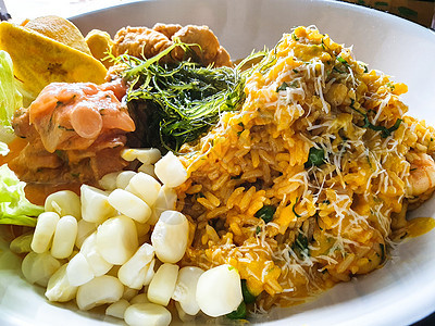 配有海鲜大米和鱼香肠的切维奇 秘鲁食品 三重海鲜食物盘子餐厅蔬菜猪皮美食玉米三重奏油炸饮食图片