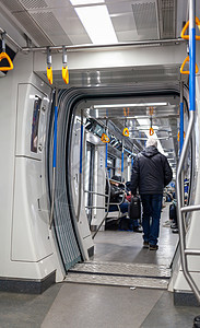 观察地铁车的景象 莫斯科地铁扶手商业交通通勤者速度栏杆乘客城市运动民众图片
