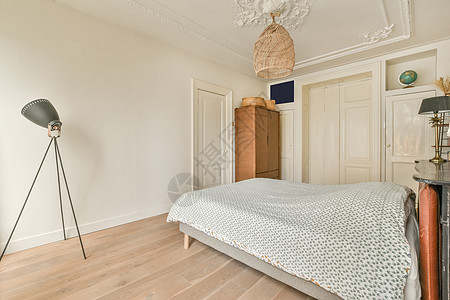 一个宽敞卧室的内地装饰家具衣柜毯子枕头住宅壁橱枝形奢华内阁背景图片