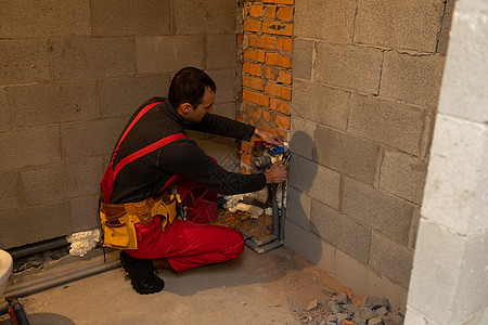 建筑 职业和人的概念在锅炉房处理水管的建筑商或水管工工程师财产建设者工厂手套工作装修锅炉保养男性图片