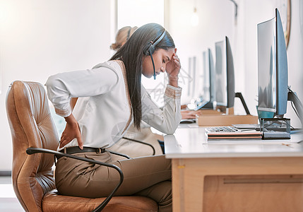 注意你的姿势 拍到一个有吸引力的年轻女性呼叫中心特工 在办公室电脑上工作时背部疼痛而受伤的身影 (掌声)图片