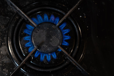 家用厨房炉灶顶端的蓝火紧贴镜头 煤气锅和丙烷气体燃烧火焰 工业资源和经济概念 (笑声)图片