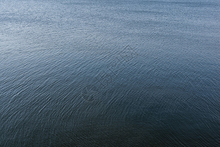 水面表面有波纹和太阳光反射镜海洋日出水池日落盆地蓝色射线海浪反射光束图片