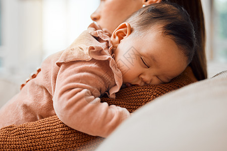 这只小的爱睡午睡时间 一个可爱的女婴躺在母亲怀里睡觉的照片图片