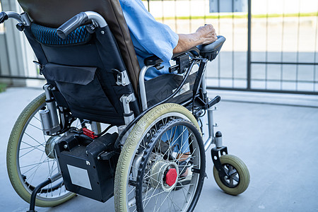 护理医院病房远程控制电动轮椅的亚洲老年或老年老妇人患者 健康强健的医疗理念旅行摩托车帮助挑战极乐车轮微笑女性公园机动性图片