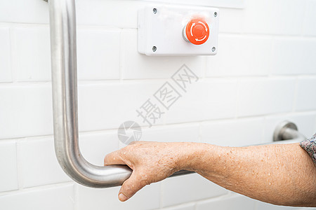 亚洲老年或老年老妇人病人在护理医院病房使用厕所浴室手柄安全 健康强大的医疗理念铁轨洗澡合金洗手间人士退休栏杆潮红照片金属图片