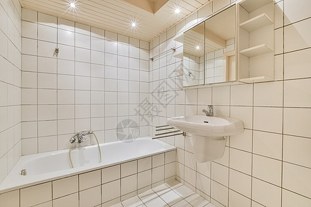 带白瓷砖的亮亮浴室装饰制品卫生家具建筑学浴缸内阁奢华风格陶瓷图片