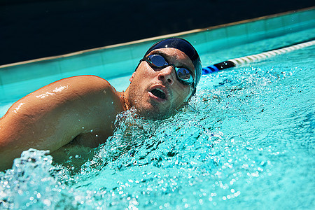 刷新运动 游泳运动员在游泳池里福利训练男性成人男人游泳者图片