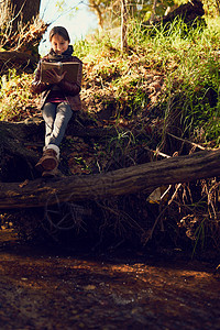 她最喜欢的地方是看书的地方 被一个年轻女孩在户外看书拍到的图片