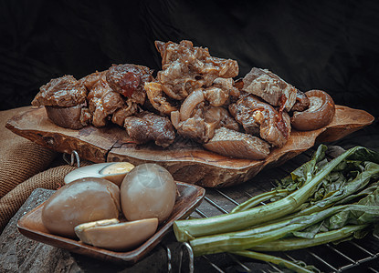 烤猪腿 煮鸡蛋和卡莱 在黑暗背景美食营养品摄影美味食物烹饪黑色营养菜单午餐图片